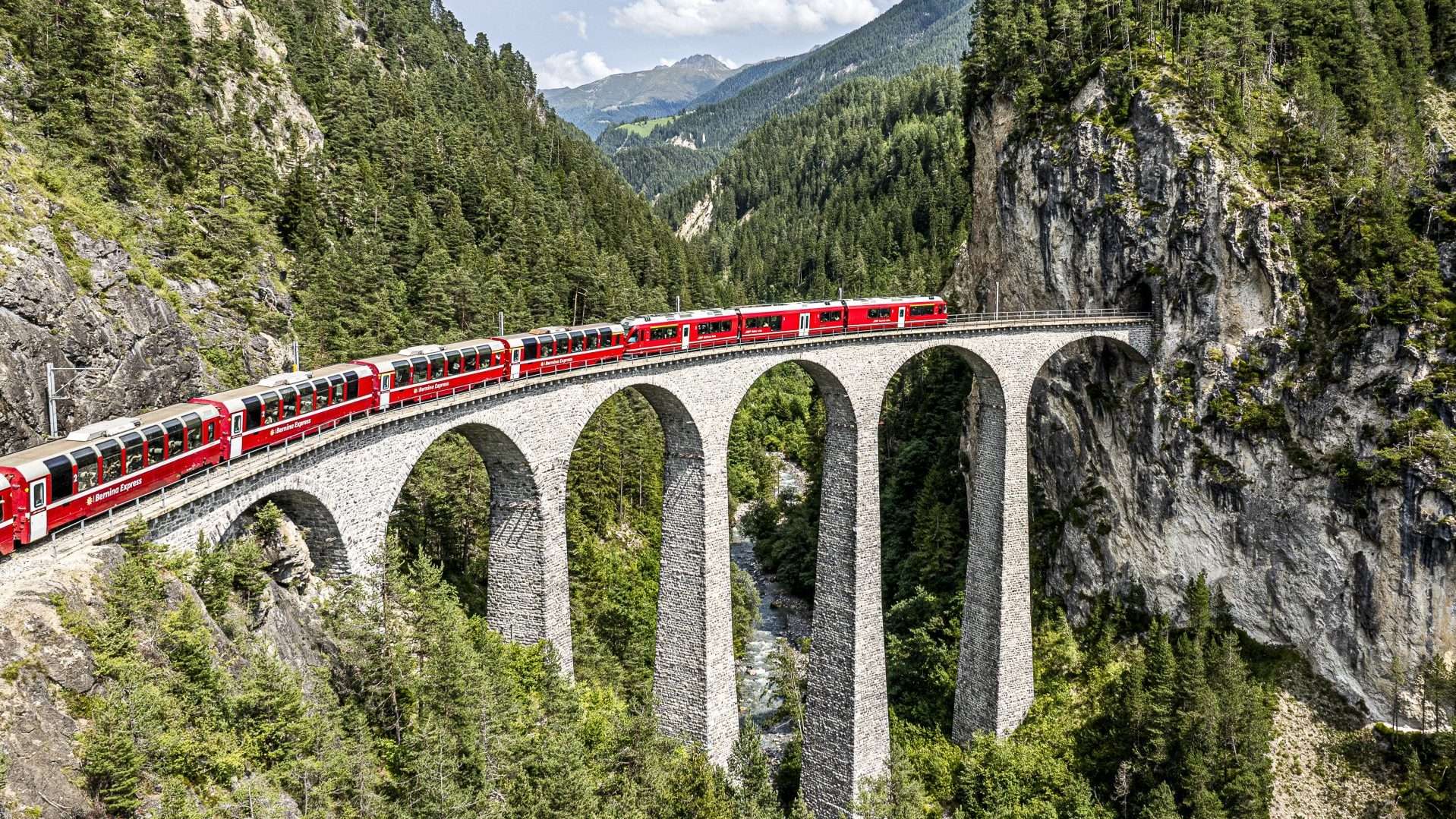 Bernina Express auf dem Landwasserviadukt